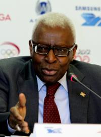 Bývalý prezident IAAF Lamine Diack byl obviněn z korupce a praních špinavých peněz.