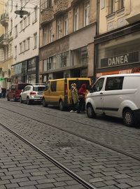 „Tomuhle se říká bezpečné centrum. Existuje vůbec ještě něco jako pěší zóna nebo jsem něco zaspal,“ píše Michal Doležel na facebookové stránce Mapa „zásobovacích“ vozidel v Brně.