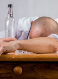 Unavený konzument tvrdého čirého alkoholu (ilustrační snímek)