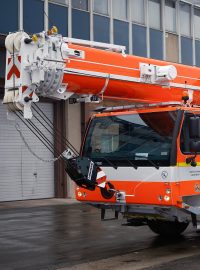 Pražští hasiči mají nový automobilový jeřáb