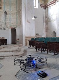 Barokním kostelem v Libavé létají drony