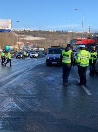 V pražských Stodůlkách se srazilo auto s autobusem. Policisté řídí v místě nehody dopravu kyvadlově