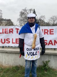 Pekař William přijel na protest z města Vienne, zhruba pět hodin cesty autem od Paříže