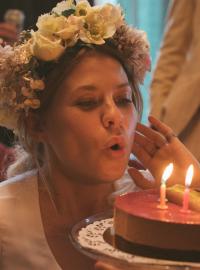 Emmi Parviainen jako Mitzi ve snímku Víkend na chatě