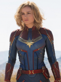 Brie Larsonová jako Captain Marvel, snímek z filmu Všechno bude a Daniel Craig na premiéře filmu Spectre.
