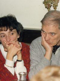 Helena Medková a Ivan Medek na setkání disidentu o historii. Listopad 1988, hospoda Heuriger ve Vídni.