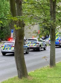 Policisté zasahovali na gymnáziu v Litvínově. Do budovy násilně vtrhl neznámý muž, kterého později zadrželi