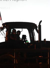 Protestující zemědělci se ráno dostali až k ministerstvu zemědělství