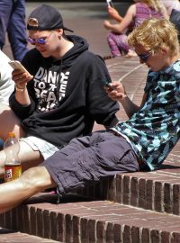 Mladí lidé se smartphony (ilustrační foto)