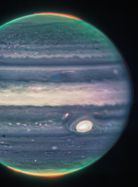Nové snímky Jupiteru z Webbeova vesmírného teleskopu. Zbarvení způsobují čočky, které snímají infračervené světlo.  Na pólech planety jdou vidět polární záře; čím bělejší jsou jiná místa na planetě, tím jsou jednotlivé bouře výše