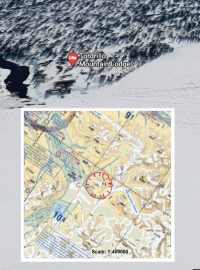 Snímek v bílém rámečku ukazuje místo nehody podle webu Federálního aviatického úřadu, vlevo nahoře je umístění chaty Tordrillo Mountain Lodge, odkud startoval vrtulník.