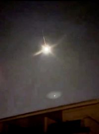 Meteor osvětluje oblohu nad Berlínem v Německu 21. ledna 2024