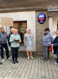 Lidé v Moldavě na Teplicku proti nově přihlášeným občanům připravili protestní akci. „Vítali“ je chlebem a solí