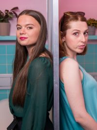 Zuzana Kašparová a Terézia Ferjančeková v internetovém pořadu Na záchodcích, který vychází z jejich podcastu Vyhonit ďábla