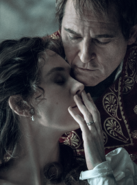 Vanessa Kirby a Joaquin Phoenix ve snímku Napoleon