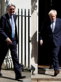 Konzervativní poslanec Phillip Hammond a premiér Boris Johnson
