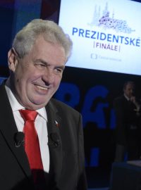 Prezidentští kandidáti Miloš Zeman (vlevo) a Karel Schwarzenberg se sešli 24. ledna v pražském Divadle Hybernia k poslední televizní předvolební debatě. (archivní foto z ledna 2013)