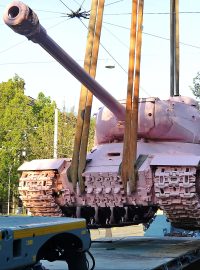 Brno má novou atrakci. &#039;Přijel&#039; růžový tank přemalovaný Davidem Černým. Exponát má lidi nalákat na výstavu Kmeny 90 v Moravské galerii.