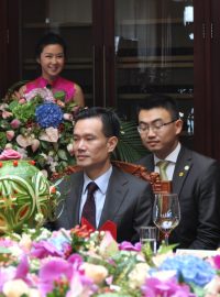 Šéf představenstva čínské skupiny CEFC Jie Ťien-ming, který je členem poradního týmu prezidenta Miloše Zemana, je údajně vyšetřován pro podezření z ekonomické kriminality. Na snímku pořízeném 5. září 2015 při podpisu dohod v Šanghaji během návštěvy Miloše Zemana v Číně je Jie Ťien-ming vlevo.