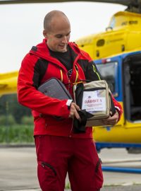Na snímku je záchranář Petr Martinec s termoboxem s krevními deriváty.