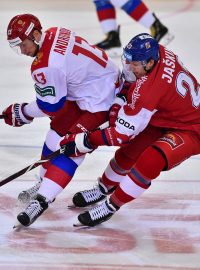 Dmitrij Jaškin v souboji se Sergejem Andronovem při přípravném utkání v Brně v rámci Euro Hockey Tour