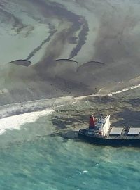 Olej unikající z japonské lodi poblíž ostrova Mauricius.