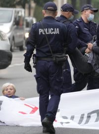 Protestující zatarasením ústavního soudu vyjadřují nesouhlas s polskou vládou