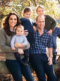 Princ William s manželkou Kate, pětiletým synem Georgem, tříletou dcerou Charlotte a synem Louisem, který se narodil letos v dubnu.