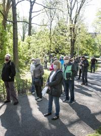 Ve frontě mezi lidmi docházelo dopoledne v Kateřinské zahradě ke slovním konfliktům. A někteří zájemci si také stěžovali, že nevěděli o možné denní kapacitě odběrových míst.