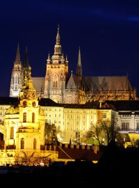 Nasvícené budovy Pražského hradu, v popředí kostel sv. Mikuláše na Malé Straně