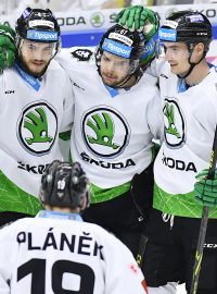 Hokejisté Mladé Boleslavi se radují z branky do sítě soupeře