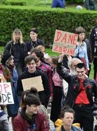 Studenti protestující před Rudolfinem v Praze