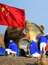 Tři čínští kosmonauti se vrátili na Zemi v návratové kapsli