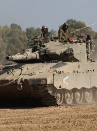 Izraelský tank na hranici Izraele a Pásma Gazy