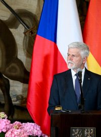 Německý prezident Frank-Walter Steinmeier (vlevo), který zahájil dvoudenní oficiální návštěvu ČR, hovoří na tiskové konferenci po setkání s českým prezidentem Petrem Pavlem (vpravo)