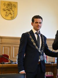 Novým primátorem se stal dosavadní první náměstek Jiří Bouška z ANO (vlevo). Podle koaliční dohody z podzimu 2022 ve funkci primátora vystřídal Raduana Nwelatiho z ODS (vpravo), který vedl město od roku 2006