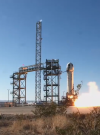 Bezosova vesmírná společnost Blue Origin použila 18 metrů dlouhou raketu New Shepard.