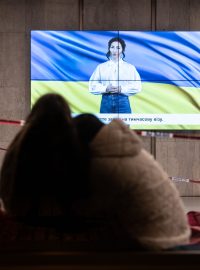 Ukrajinští uprchlíci v pražském Kongresovém centru sledují zpravodajství v rodném jazyce.