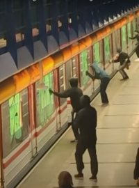 Útok sprejerů na pražské metro