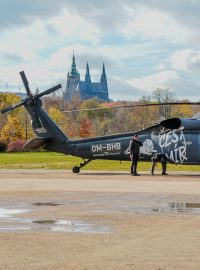 Vrtulník Čestmír se proletěl v rámci projektu Dárek pro Putina nad Letenskou plání