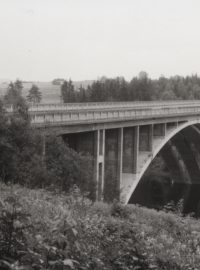 Nedokončený Borovský most na dobové fotografii.