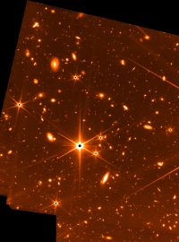 Webbův senzor FGS (Fine Guidance Sensor) nedávno zachytil pohled na hvězdy a galaxie, který poskytuje lákavý pohled na to, co odhalí v budoucnu vědecké přístroje dalekohledu.