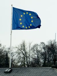 Vlajka EU na budově úřadu vlády