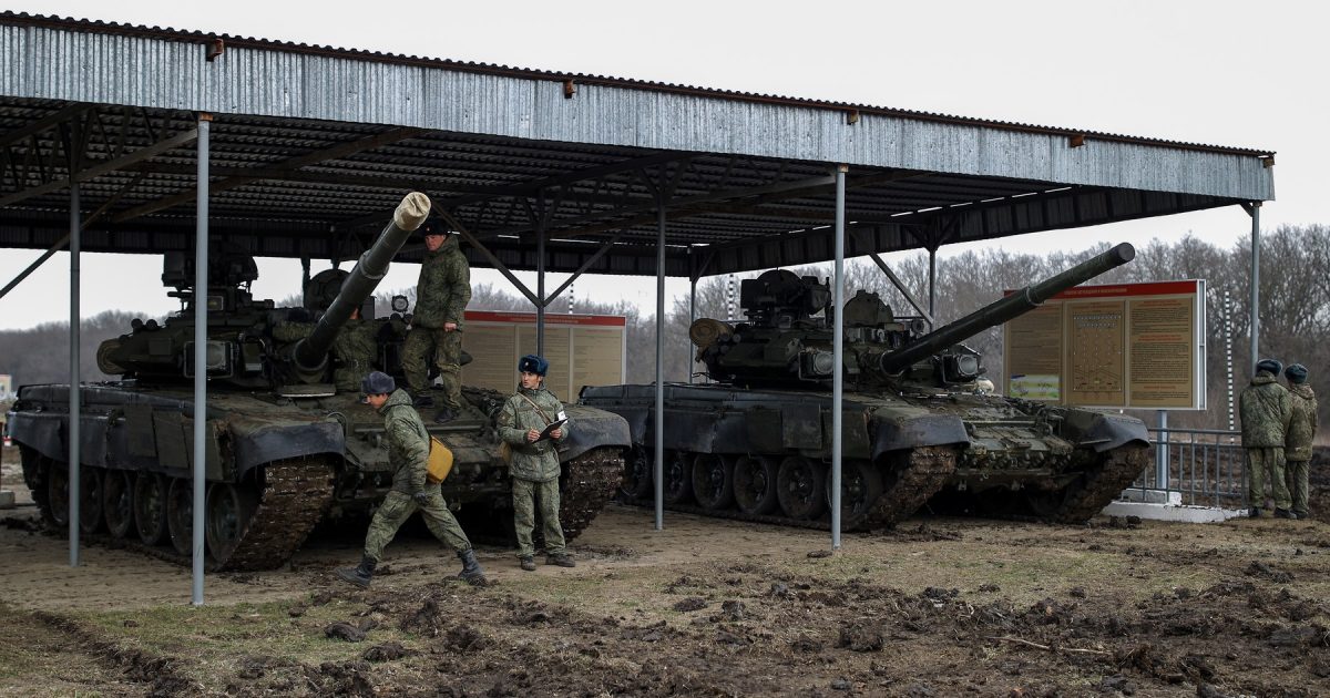 Ruský výrobce tanků zastavil podle Kyjeva činnost. Kvůli sankcím Západu mu chybí náhradní díly