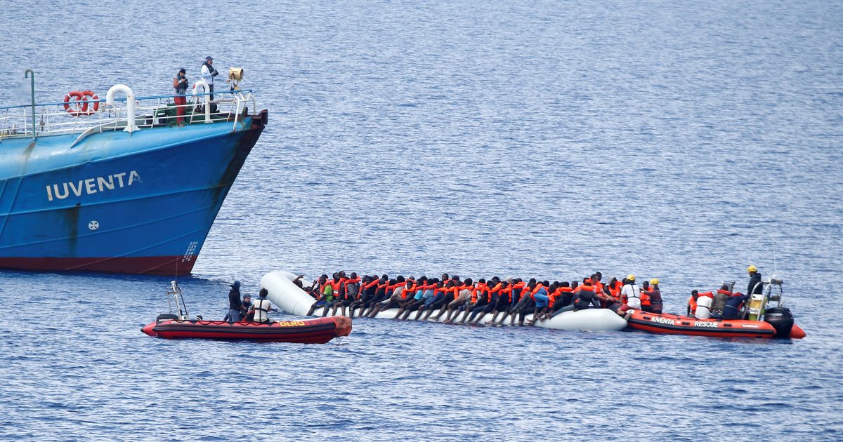 L’Italia si rifiuta di far raggiungere le sue coste alle barche che trasportano migranti.  Il loro salvatore disapprova i codici governativi |  iRADIO