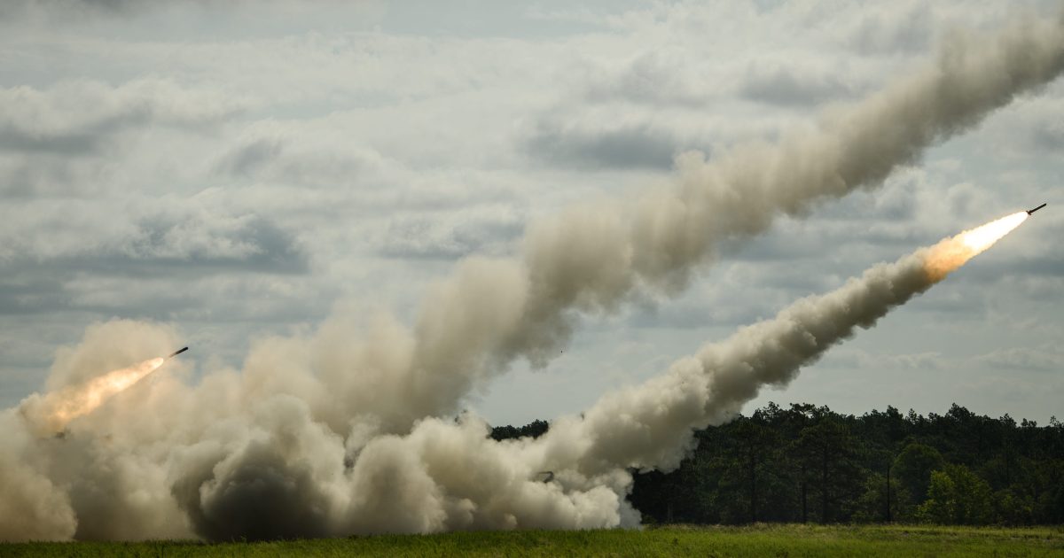 Raketenwerfer aus Deutschland trafen in der Ukraine ein, die USA lieferten auch andere HIMARS-Raketensysteme.  iRADIO