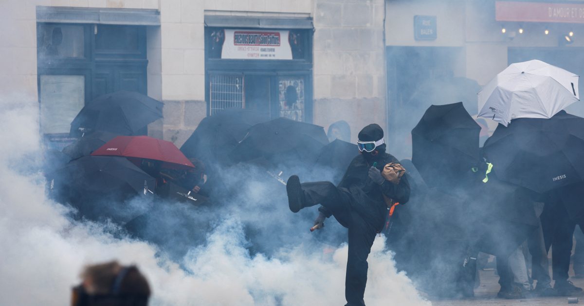 I francesi nelle strade: a Lione bruciano mobili, a Nantes lanciano cannoni.  La polizia ha risposto con gas lacrimogeni iRADIO