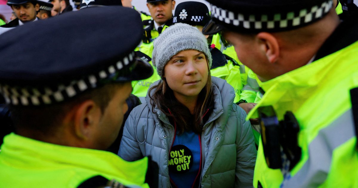 Aktivisten Thunberg ble arrestert av politiet under demonstrasjonen.  I London blokkerte hun inngangen til en kongress av oljeselskaper |  iRADIO