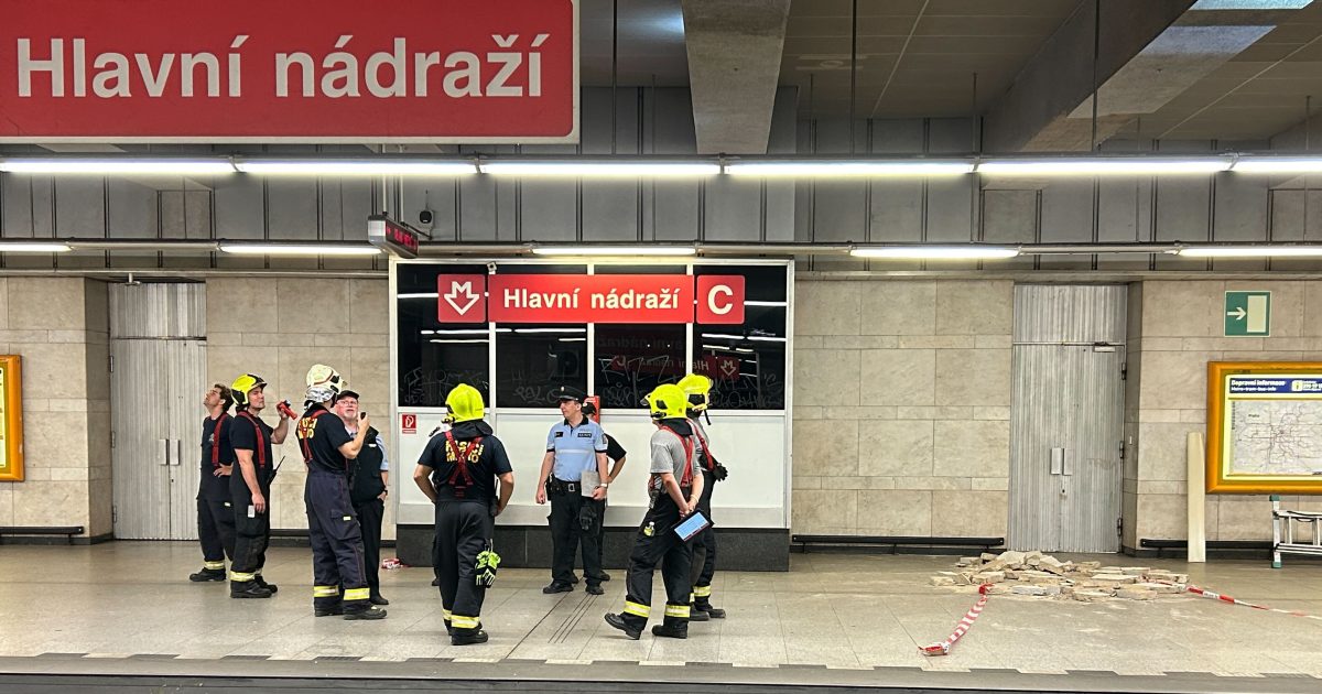 En del av taket kollapset på Hlavní nádraží metrostasjon i Praha |  iRADIO