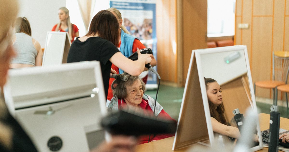 Ikke alle eldre drømmer om broderi, sier forfatteren av håndboken om kommunikasjon med eldre mennesker.  Ikke generaliser, respekter, sier |  iRADIO